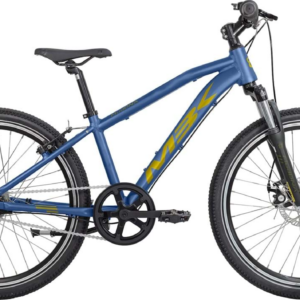 MBK Mud DNA børne-MTB med 7 indvendige Shimano gear, fodbremse, mekanisk skivebremse og affjedret forgaffel. Perfekt til skole og fritid.